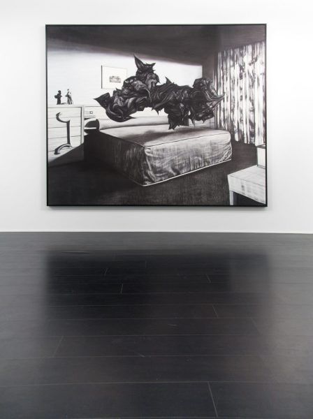 vue d'exposition dessin monumental forme nboire au dessus d'un lit en noir et blanc